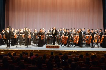 甘肅交響樂團(tuán)高雅藝術(shù)進(jìn)校園活動首場演出開始